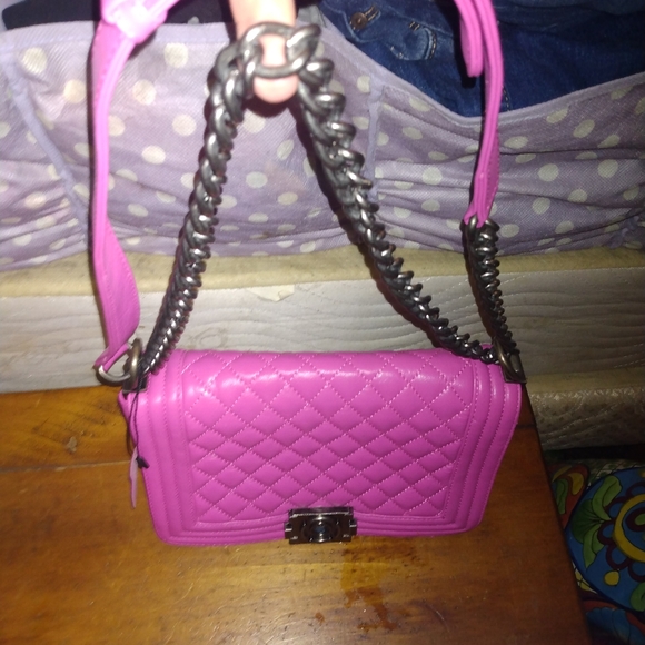 Leather magenta handbag with metal glass closure and metal chain embellish strap - Picture 12 of 13